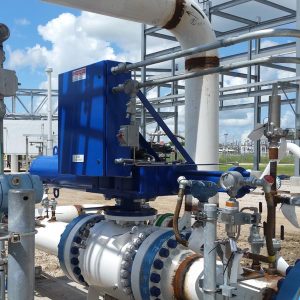 Installation with hydraulic actuation